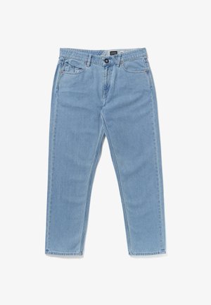 Lyseblå denimjeans med fem lommer, knaplukning og bæltestropper, lagt fladt på en hvid baggrund.