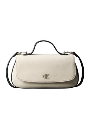 Borsa rettangolare color crema con tracolla e manico neri, chiusura a patta frontale e piccolo logo "cK" argento al centro anteriore.