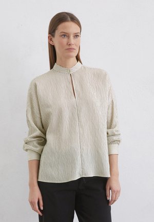 Crème blouse met dunne verticale zwarte strepen, mandarin kraag, knoopsluiting bij de hals en ruime lange mouwen.