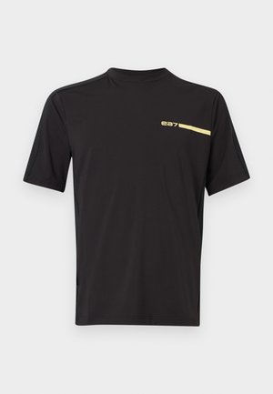 Schwarzes sportliches Kurzarmshirt mit kleinem gelbem "e27"-Logo und Streifen auf der oberen linken Brust, Rundhalsausschnitt und dezenten strukturierten Seitenteilen.