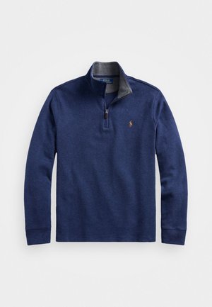 Sudadera azul marino de manga larga con cremallera de cuarto, cuello interior gris y pequeño logo bordado en el pecho izquierdo.