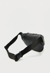 Μαύρη δερμάτινη τσάντα μέσης με απαλή υφή, λεπτό τριγωνικό σχήμα, ρυθμιζόμενο μαύρο λουράκι και πλαστική αγκράφα κλεισίματος.