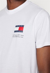 Tommy Jeans TJM SLIM FLAG TEE 2 PACK - Apdrukāts T-krekls - newsprint/white