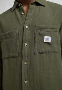 Lee Camisa - oak moss