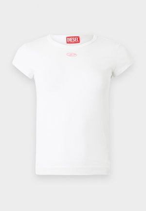 Biała, krótko rękawowa koszulka damska Diesel z czerwoną metką logo wewnątrz kołnierza oraz małym różowym haftem poniżej dekoltu.