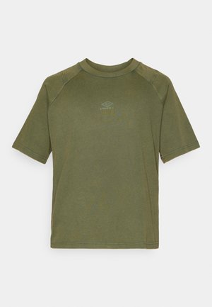 Oliva zöld, rövidujjú pamut póló, kerek nyakkivágással és egy kis szürke logóval a mellkas közepén. Simább textúra.