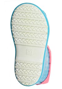 Semelle en caoutchouc avec un contour bleu et un dessus rose. La semelle blanche texturée comprend des motifs diagonaux et en zigzag pour une meilleure adhérence. Présente l'étiquette de taille "20".