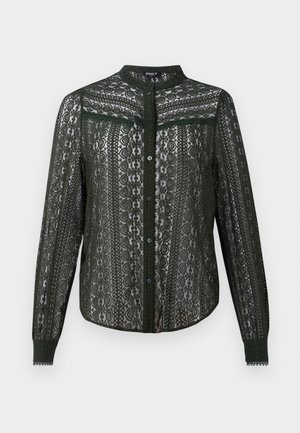 Mørkegrøn, blondebluse med mandarin krave, knaplukning foran og intrikat mønstret design på både ærmer og krop.
