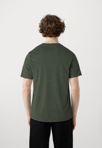 Jack & Jones JJERIK TEE CREW NECK 5 PACK  - T-shirt - bas - white melange/navy/kombug/vineyardw