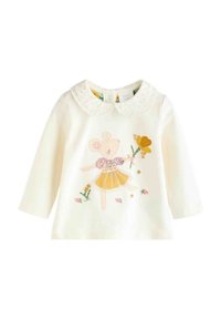 Cremfarbener Langarmoberteil mit gewelltem Kragen, das einen gestickten Bären zeigt, der eine Blume hält, sowie floralen Akzenten am Saum.