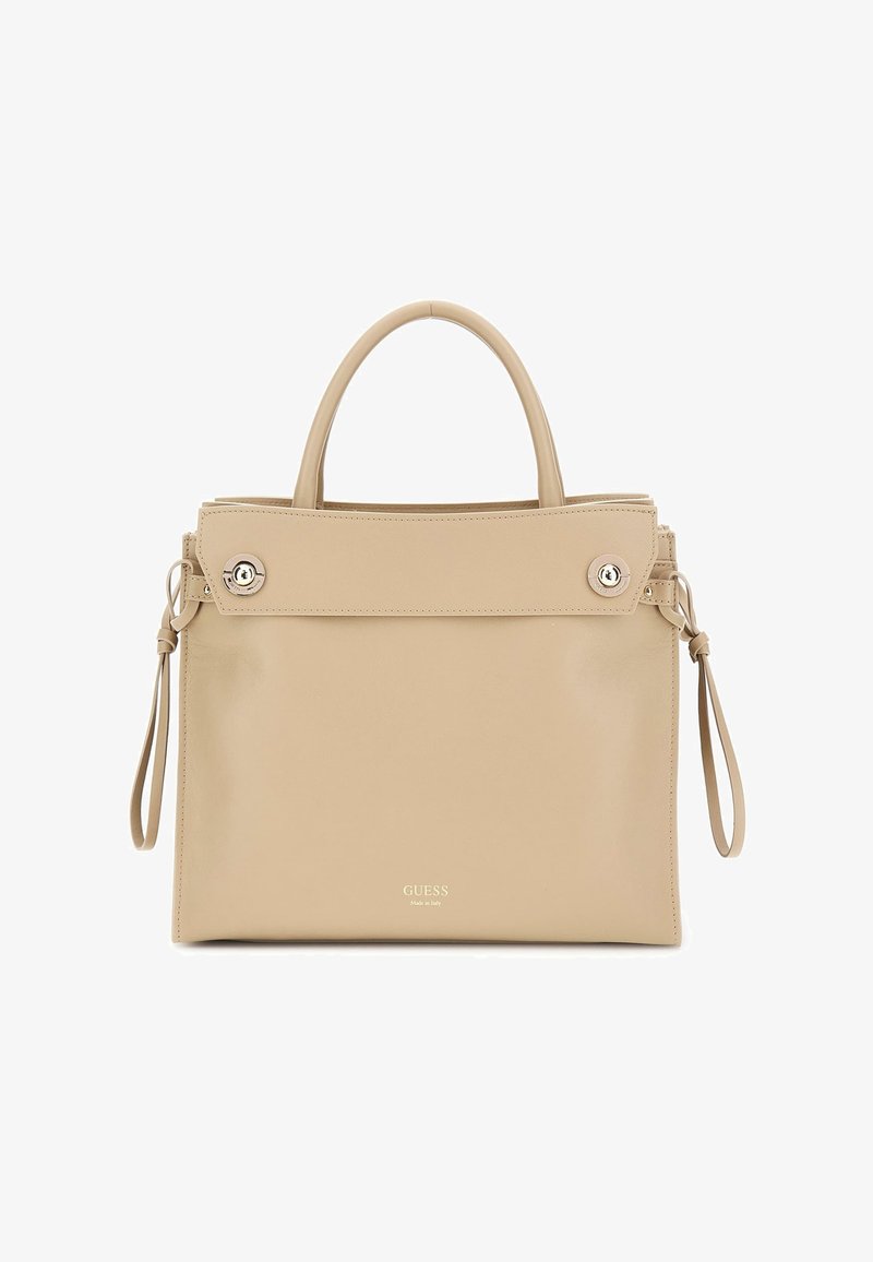 Bežová kožená kabelka so štruktúrovaným dizajnom, hornými uchami, odnímateľným ramenným popruhom a striebornými kovovými doplnkami. Logo je embosované na prednej strane.