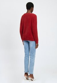 INFLUENCER FLUFFY BEJEWELED - Pullover - cognac