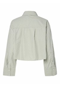 Afskåret skjorte i lys grøn med hvide vertikale striber og subtile teksturerede detaljer. Har en klassisk krave og lange knappede ærmer.