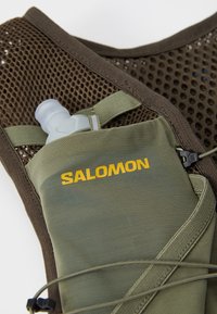 Salomon ACTIVE SKIN 4 GRVL SET UNISEX - Mochila de hidratación - wren/deep lichen green/spicy mustard