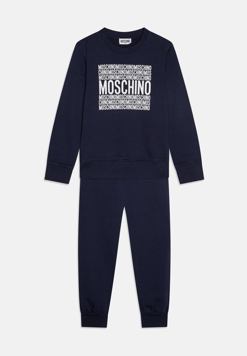 Jūras spēku sporta komplekts, kas sastāv no apļa kakla sporta krekla ar atkārtotu baltu "MOSCHINO" tekstu un saskaņotiem sašaurinātiem džogeriem ar ribotām piedurknēm.