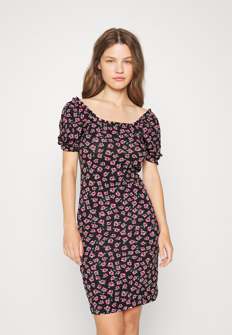 Vestido preto com mangas bufantes, apresentando um padrão floral em rosa e verde, de forma ajustada, tecido leve e detalhe de decote com babados.