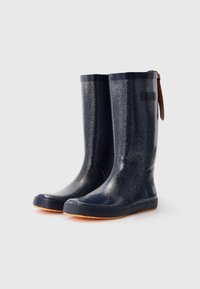 Bottes de pluie en caoutchouc bleu marine avec une finition brillante, dotées d'une semelle texturée pour une meilleure adhérence et d'une accent en cuir beige au niveau du talon.
