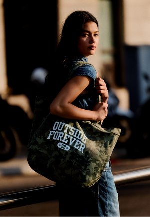 Bershka, PRINTED TWILL - SHOPPER BAG - Borsa a mano - khaki