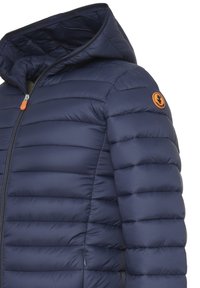 Giubbotto puffer navy con cappuccio, design trapuntato, chiusura con zip, dettaglio arancione sulla manica e polsini elasticizzati per calore e comfort.