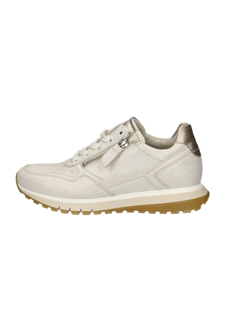 Weiße strukturierten Sneakers mit einer beige Sohle, ausgestattet mit einem seitlichen Reißverschluss und kontrastierenden metallic Akzenten an der Ferse und den Schnürsenkeln.