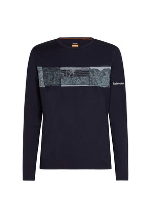 Marineblauw lange mouwen t-shirt met een gestreifte borstafbeelding en vervaagde landschapsontwerpen. Gemaakt van zachte stof met een ronde halslijn.