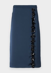 Jūras spēku zila zīmuli svārki ar melnu ziedu rotājumu un sekvīnu sānu apdari, izgatavoti no gludas, vieglas auduma.