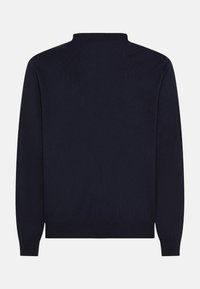 Maglione lavorato a maglia di colore blu navy, maniche lunghe, collo alto, texture liscia, polsini e orlo a coste, design semplice senza motivi visibili o accessori.