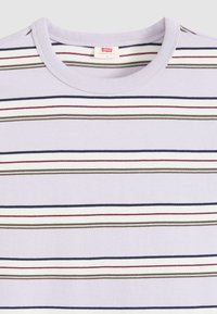 Άσπρο t-shirt Levi's με οριζόντιες ρίγες σε ναυτικό μπλε, κόκκινο και ελαιί πράσινο και στρογγυλή λαιμόκοψη.