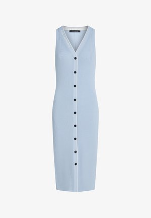 Bezrekawowa, jasnoniebieska sukienka midi z prążkowanego dzianego materiału, z czarnymi guzikami z przodu oraz kontrastującą, białą lamówką wzdłuż listwy z guzikami i dekoltu.