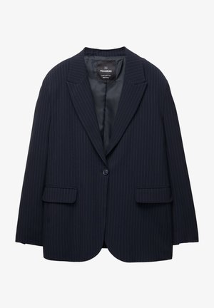 Tummansininen pinstripe-puku takki, jossa on yksittäinen nappilukko, lovet kauluksessa, etupuolen läpälliset taskut ja täysin vuoritettu sisäosa, koko 28, Pull&Bearilta.