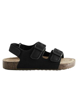 Sort sandal med åben tå med to justerbare stropper og spænder på toppen, en ankelrem med velcro og en korkmønstret sål.
