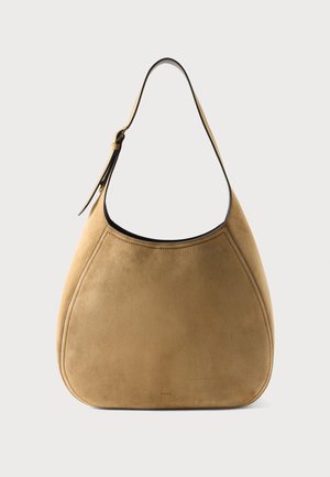 Hnedá semišová kabelka cez rameno s zaobleným tvarom, jedno nastaviteľné ramienko a minimálne švy na jednofarebnom pozadí.