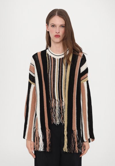 Pull en maille à ouverture frontale avec des manches longues, aux rayures noires, blanches, roses et dorées; présente un détail de franges au niveau de l'ourlet.