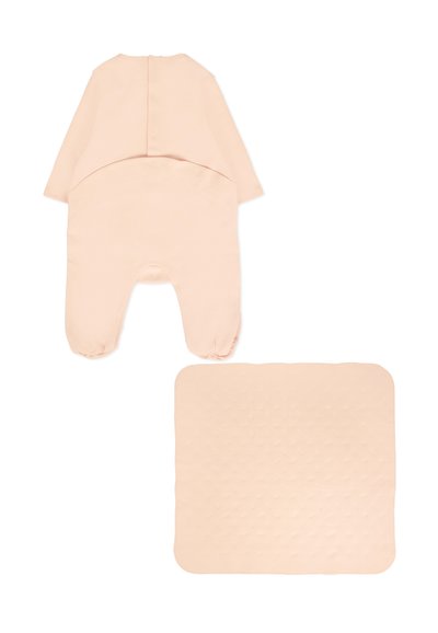 Body per neonati color pesca con maniche lunghe, chiusura a scatto sul retro e tessuto morbido e testurizzato. Accompagnato da un tappetino coordinato con motivo a rombi.