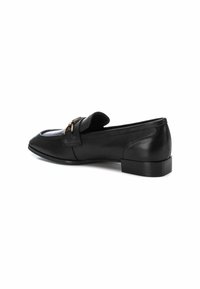 Mocasin de cuero negro con punta redondeada, herrajes decorativos en tono dorado y un tacón bajo y rectangular. Acabado texturizado con acentos mínimos.