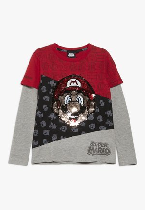 Langärmeliges, geschichtetes Hemd mit rotem Oberteil, grauen Ärmeln, schwarzem diagonalem Band mit Super Mario-Symbolen und Pailletten-Mario-Gesicht auf der Vorderseite.