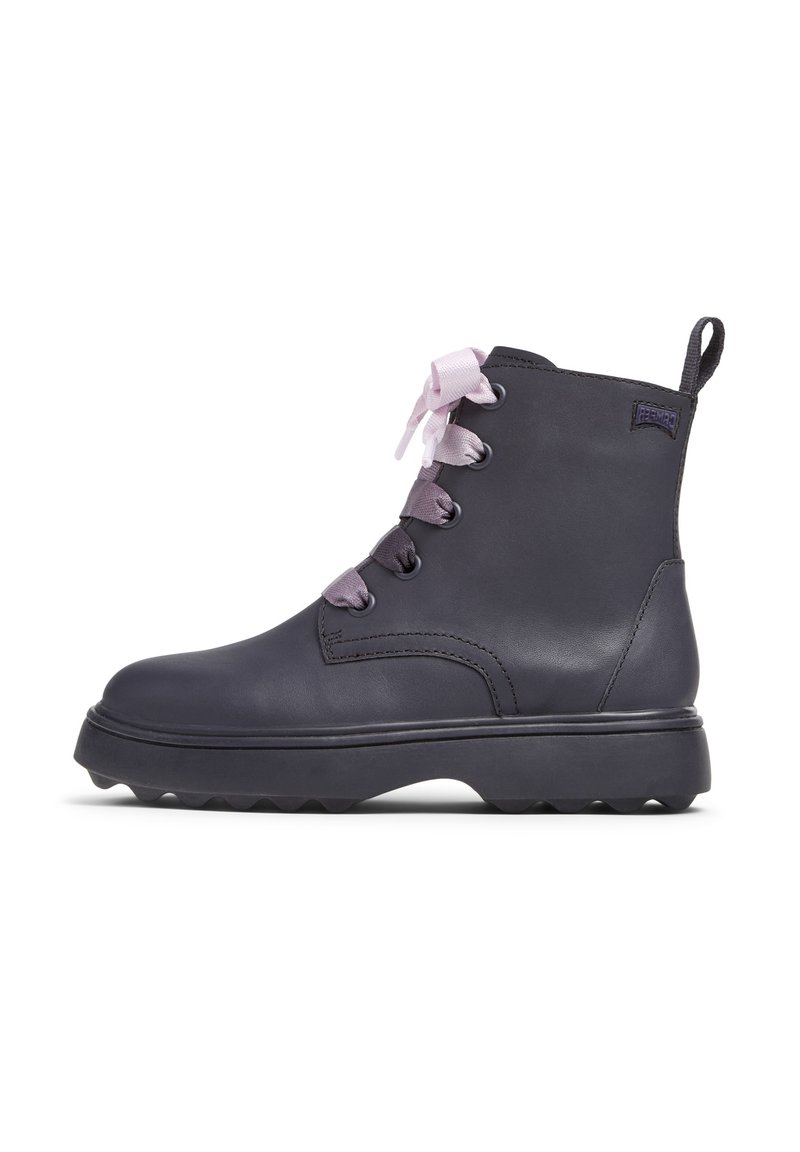 Stivali alla caviglia di un blu navy scuro in pelle, con punta rotonda, suola in gomma e lacci lavanda. Include un piccolo anello sul tallone.