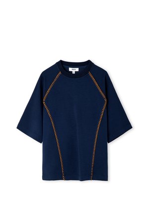 Marineblaues Kurzarmhemd mit orangefarbenen Zickzacknähten entlang der Raglanähn und geradem Saum, Rundhalsausschnitt.