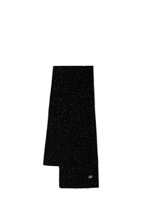 Sciarpa nera lavorata a maglia con fili scintillanti e un piccolo emblema del logo in tono oro su un'estremità, distesa su uno sfondo bianco.