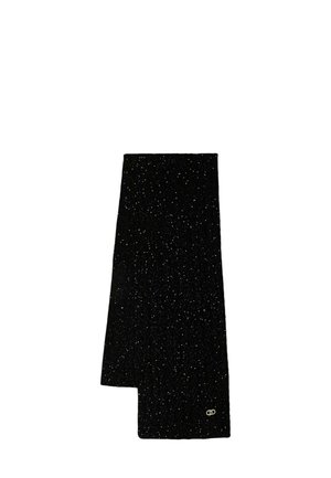 Sciarpa nera lavorata a maglia con fili scintillanti e un piccolo emblema del logo in tono oro su un'estremità, distesa su uno sfondo bianco.