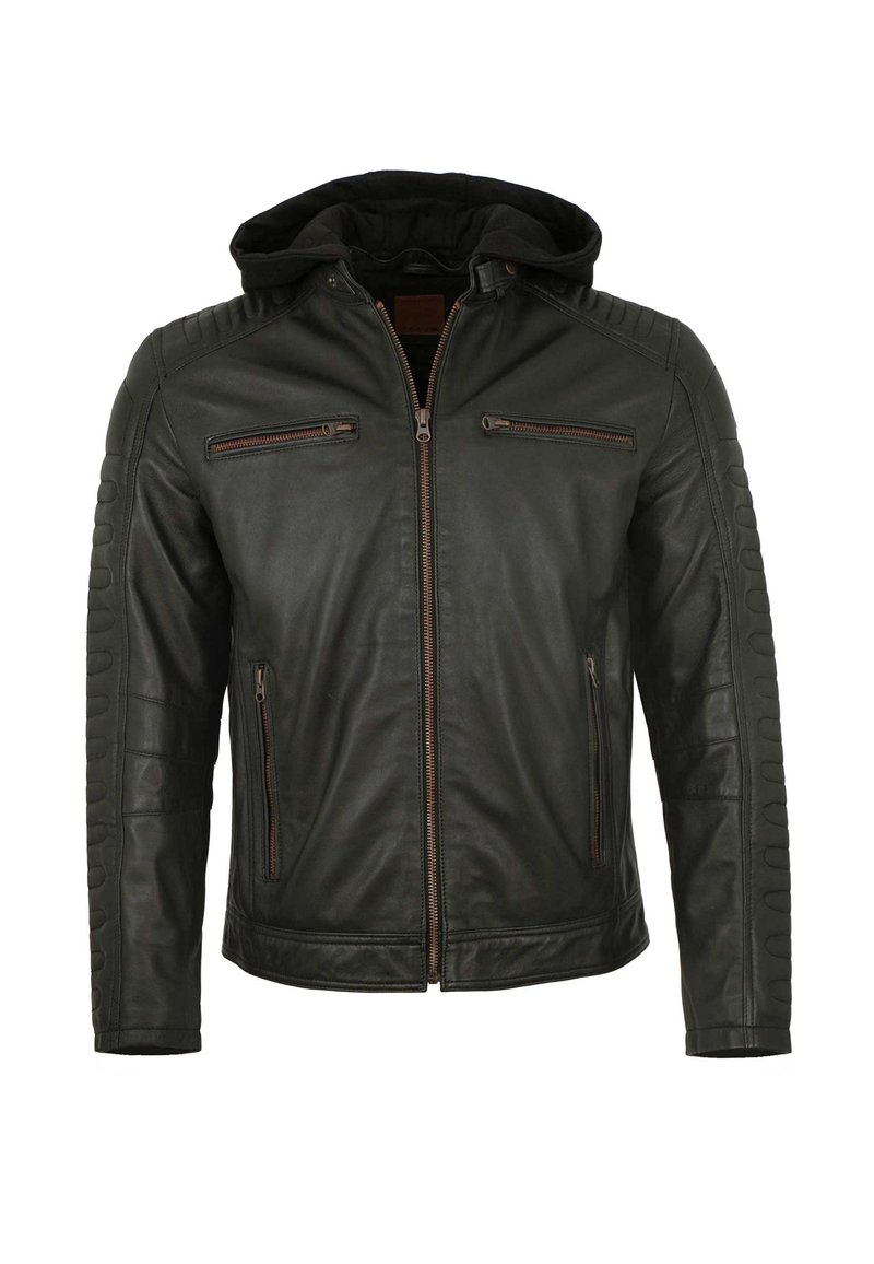 Schwarze Lederjacke mit Kapuze, ausgestattet mit einem Reißverschluss vorne, zwei Reißverschlusstaschen auf der Brust und gepolsterten Schulterakzenten für Textur und Designdetails.