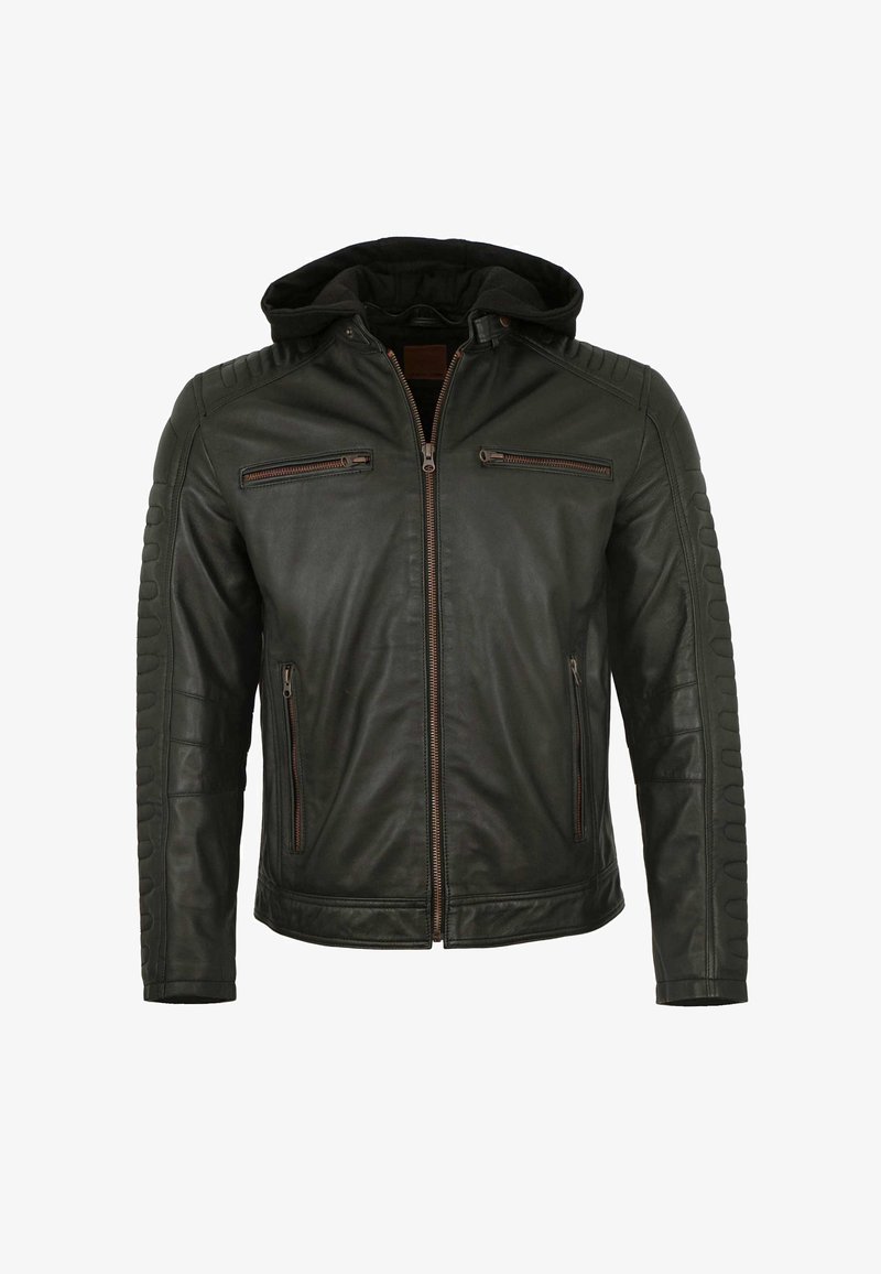Schwarze Lederjacke mit Kapuze, ausgestattet mit einem Reißverschluss vorne, zwei Reißverschlusstaschen auf der Brust und gepolsterten Schulterakzenten für Textur und Designdetails.
