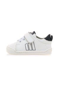 Witte leren kindersneaker met grijze accenten, elastische veters en klittenbandsluiting. Kenmerkt zich door een zwart logo ontwerp aan de zijkant.