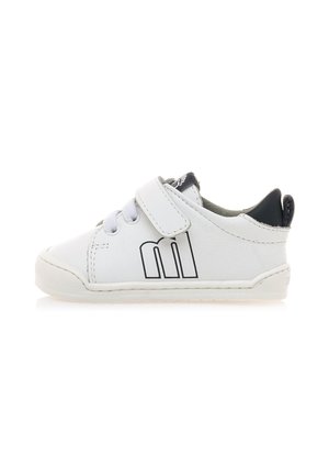 Witte leren kindersneaker met grijze accenten, elastische veters en klittenbandsluiting. Kenmerkt zich door een zwart logo ontwerp aan de zijkant.