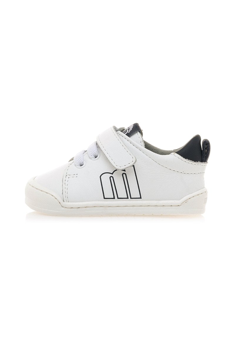 Witte leren kindersneaker met grijze accenten, elastische veters en klittenbandsluiting. Kenmerkt zich door een zwart logo ontwerp aan de zijkant.