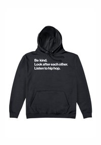 Černá mikina s kapucí a přední kapsou. Obsahuje velký bílý text: „Buďte laskaví. Pečujte o sebe navzájem. Poslouchejte hip hop.“ Měkká tkanina.