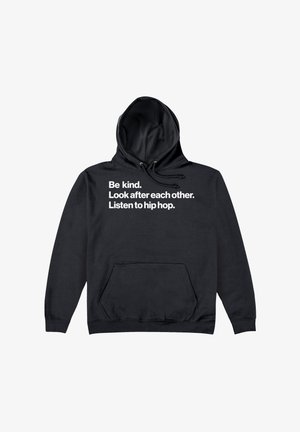 Felpa nera con tasca a marsupio frontale. Presenta un grande testo bianco: "Sii gentile. Prenditi cura l'uno dell'altro. Ascolta hip hop." Tessuto morbido.