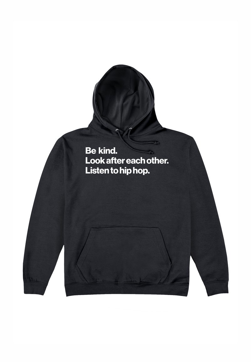 Černá mikina s kapucí a přední kapsou. Obsahuje velký bílý text: „Buďte laskaví. Pečujte o sebe navzájem. Poslouchejte hip hop.“ Měkká tkanina.