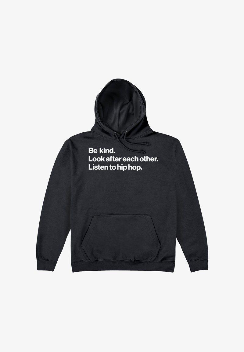 Sort hættejakke med en lommen foran. Har stort hvidt tekst: "Vær venlig. Pas på hinanden. Lyt til hip hop." Blød stofstruktur.