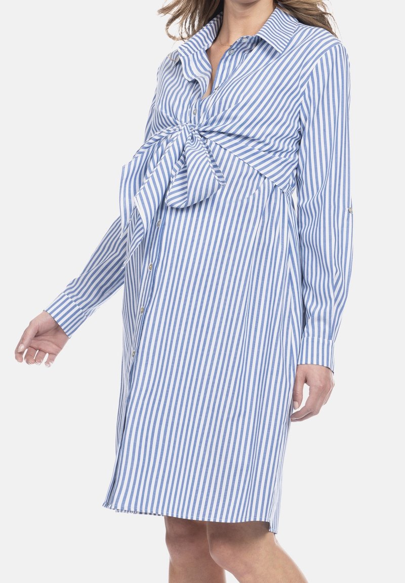Sukienka w paski w niebiesko-białym kolorze, z detalem w postaci wiązania w talii, długimi rękawami i luźnym krojem. Wykonana z bawełnianej tkaniny o gładkiej fakturze.